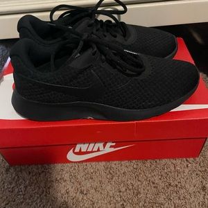 Nike Tanjun black sneakers size 8
